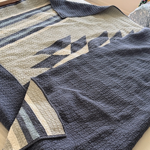 Pendleton cream and Navy Geometric Quilted Blanket - Picture 4 of 8